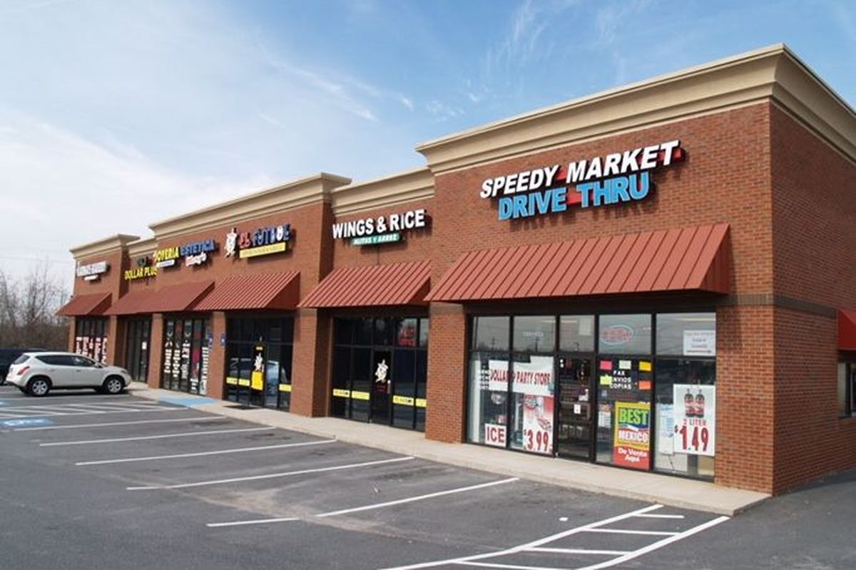 Multi-tenant retail plaza storefronts